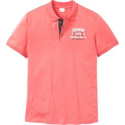 Shirt polo z nadrukiem Regular Fit bonprix koralowy. Koszulki polo marki bonprix. Za 44.99 zł.