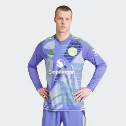 Koszulka Manchester United 24/25 Long Sleeve Goalkeeper. Fioletowe bluzki z długim rękawem Adidas, l, bez wzorów, z materiału, bez kołnierzyka, bez ramiączek. Za 499.00 zł.