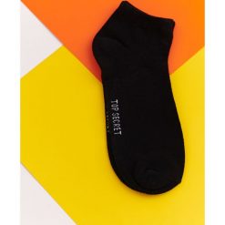 SKARPETKI MĘSKIE. Czarne skarpety TOP SECRET, bez wzorów, z bawełny. W wyprzedaży za 4.99 zł.