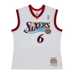Dżersej bez rękawów Philadelphia 76ers 2002 Allen Iverson. Białe bezrękawniki Mitchell & Ness, bez wzorów, z dżerseju, bez kołnierzyka, bez ramiączek. Za 497.00 zł.