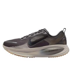Nike Vomero 18 Medium Ash College Grey. Szare buty do biegania Nike, bez wzorów, z meshu, bez zapięcia, do biegania. W wyprzedaży za 864.31 zł.