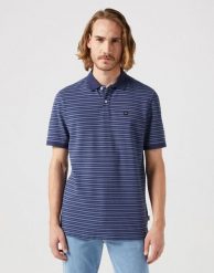 WRANGLER MĘSKA KOSZULKA WRANGLER SS STRIPE POLO NAVY 112351395. Niebieskie koszulki polo sportowe Wrangler, m, bez wzorów, bez kołnierzyka, bez ramiączek. Za 89.99 zł.