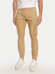 Calvin Klein Jeans Joggery J30J326438 Beżowy Skinny Fit. Brązowe joggery i bojówki Calvin Klein Jeans, m, bez wzorów, z bawełny. Za 279.99 zł.