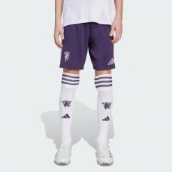 Spodenki wyjazdowe Manchester United 25/26. Fioletowe krótkie spodenki sportowe Adidas, bez wzorów. Za 179.00 zł.