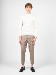 Takeshy Kurosawa Sweter | 83476 | Maglia Lupetto Calato Lana | Mężczyzna | Kremowy. Białe swetry nierozpinane Takeshy Kurosawa, m, bez wzorów, z dzianiny, bez kołnierzyka, bez ramiączek. W wyprzedaży za 369.00 zł.