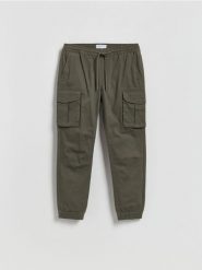 Spodnie jogger cargo - ciemnozielony. Zielone joggery i bojówki Reserved, l, bez wzorów, z bawełny. Za 149.99 zł.