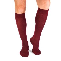 Długie kompresyjne skarpety 3/4 z wełny merino w kolorze wiśniowym. Czerwone skarpety OEM, bez wzorów, z poliamidu. Za 92.67 zł.