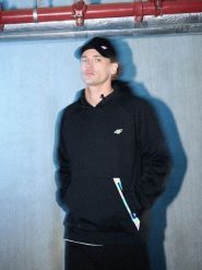 4F Bluza dresowa regular z kapturem męska - czarna XL. Czarne bluzy 4F, m, bez wzorów, z dresówki, z kapturem. Za 249.99 zł.