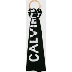 Calvin Klein - Szalik. Czarne szaliki CALVIN KLEIN, bez wzorów, z dzianiny. W wyprzedaży za 199.90 zł.