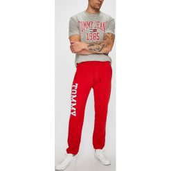 Tommy Jeans - Spodnie. Spodnie materiałowe Tommy Jeans. W wyprzedaży za 239.90 zł.