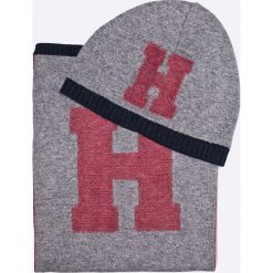 Tommy Hilfiger - Czapka + szalik Happy Holidays. Czapki zimowe marki Tommy Hilfiger. W wyprzedaży za 269.90 zł.