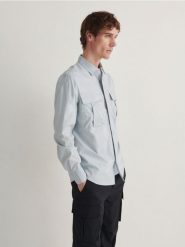 Bawełniana koszula regular fit - jasnoniebieski. Niebieskie koszule Reserved, l, bez wzorów, z bawełny, bez kołnierzyka, bez ramiączek. W wyprzedaży za 79.99 zł.