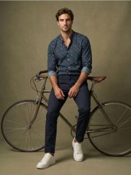 Wzorzysta koszula slim fit - granatowy. Niebieskie koszule Sinsay, l, bez wzorów, bez kołnierzyka, bez ramiączek. Za 49.99 zł.