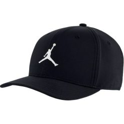 Czapka z daszkiem Jordan Air Classic99 Snapback AV8439-010. Czarne czapki z daszkiem Jordan, bez wzorów, z materiału. W wyprzedaży za 99.99 zł.