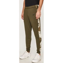 Nike - Spodnie. Zielone spodnie treningowe długie Nike, l, bez wzorów, z dzianiny. Za 179.90 zł.
