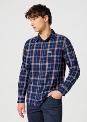 WRANGLER MĘSKA KOSZULA 1 PKT SHIRT RED INDIGO 112357221 W5X2017325. Czerwone koszule Wrangler, m, bez wzorów, bez kołnierzyka, bez ramiączek. Za 199.99 zł.