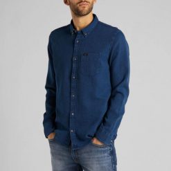 LEE REFINED BUTTON DOWN MĘSKA KOSZULA RELULAR FIT WASHED BLUE L882ZWLR 112123612. Niebieskie koszule Lee, l, bez wzorów, bez kołnierzyka, bez ramiączek. Za 159.99 zł.