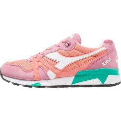 Diadora N9000 III Sneakersy niskie heather rose/coral haze/pool green. Buty sportowe casual marki Diadora. W wyprzedaży za 411.75 zł.