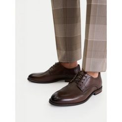 Półbuty Lasocki. Brązowe eleganckie półbuty Lasocki, bez wzorów, bez obcasa, bez zapięcia. Za 279.99 zł.