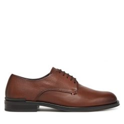 Półbuty Tommy Hilfiger. Brązowe eleganckie półbuty Tommy Hilfiger, bez wzorów, bez obcasa, bez zapięcia. Za 489.99 zł.