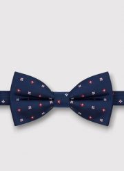 PAKO LORENTE – Granatowa mucha męska w mikrowzór. Krawaty i muchy Pako Lorente, bez wzorów, z poliesteru. Za 99.99 zł.