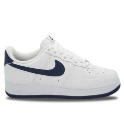 Buty do chodzenia męskie Nike Air Force 1 07. Białe buty sportowe casual Nike, bez wzorów, z materiału, bez zapięcia, nike air force. Za 728.00 zł.