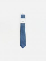 Wzorzysty krawat - granatowy. Niebieskie krawaty i muchy Reserved, bez wzorów. Za 59.99 zł.