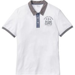 Shirt polo z fotodrukiem Regular Fit bonprix biały. Białe koszulki polo marki bonprix, z nadrukiem, z kontrastowym kołnierzykiem. Za 49.99 zł.
