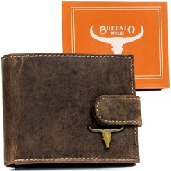 Portfel z naturalnej skóry męski na zatrzask - Buffalo Wild. Brązowe portfele BUFFALO WILD, bez wzorów, z nubiku. Za 57.99 zł.