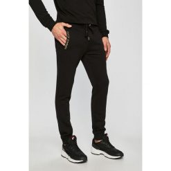 Versace Jeans - Spodnie. Czarne spodnie materiałowe Versace Jeans, na co dzień, m, bez wzorów, z bawełny, casualowe. W wyprzedaży za 459.90 zł.