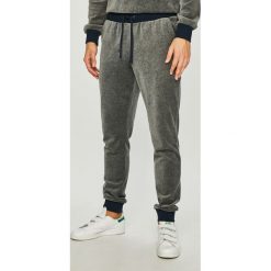 Emporio Armani - Spodnie. Spodnie materiałowe marki Emporio Armani. W wyprzedaży za 279.90 zł.