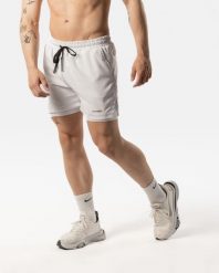 Męskie szorty sportowe 2 w 1 z wewnętrzną warstwą i kieszenią – biały. Białe krótkie spodenki sportowe AESTHETIC WOLF, m, bez wzorów, z elastanu. Za 299.99 zł.