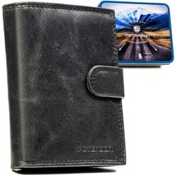 Pionowy portfel męski ze skóry naturalnej w czarnym kolorze zamykany na zatrzask - Peterson. Czarne portfele Peterson, bez wzorów, ze skóry. Za 79.99 zł.