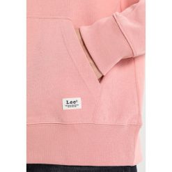 Lee HOODY Bluza z kapturem faded pink. Bluzy z kapturem marki Lee, m, z bawełny, z kapturem. W wyprzedaży za 233.10 zł.