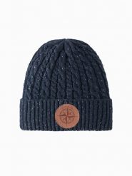 Czapka męska beanie z okrągłą tłoczoną naszywką – granatowa V2 OM-ACWH-0121 - uniwersalny. Niebieskie czapki zimowe Ombre Clothing, z aplikacjami, z poliesteru. W wyprzedaży za 24.99 zł.