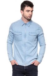 KOSZULA JEANSOWA MĘSKA WRANGLER SHACKET LIGHT INDIGO W5A031D4E 112129921. Niebieskie koszule Wrangler, m, bez wzorów, z jeansu, bez kołnierzyka, bez ramiączek. W wyprzedaży za 79.99 zł.