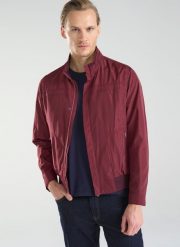 PAKO LORENTE – Czerwona krótka kurtka męska P24SF-5X-001-W-0 - Pako Lorente. Czerwone kurtki Pako Lorente, na wiosnę, m, bez wzorów, bez kaptura. Za 249.99 zł.