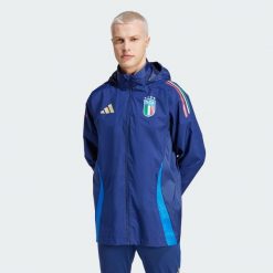 Kurtka Italy Tiro 24 Competition All-Weather. Niebieskie kurtki przeciwdeszczowe Adidas, s, bez wzorów, z materiału, bez kaptura. W wyprzedaży za 372.80 zł.