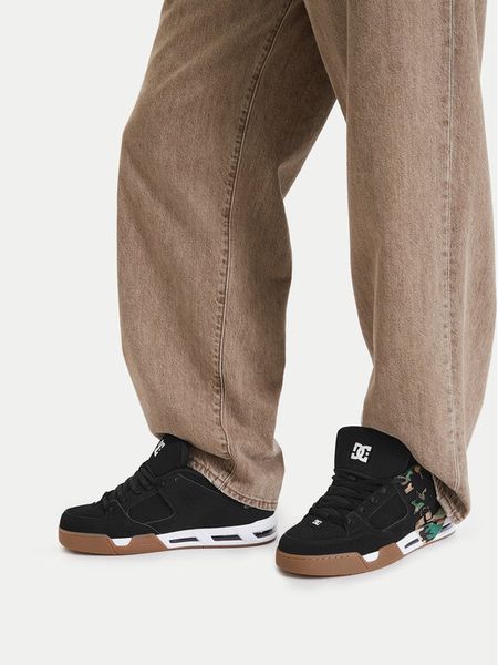 DC Shoes Sneakersy EO-COMMAND DC02220007 Czarny. Czarne buty sportowe casual DC Shoes, bez wzorów, z nubiku, bez zapięcia. Za 399.99 zł.