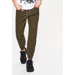 Materiałowe joggery - Zielony. Spodnie materiałowe marki Cropp. W wyprzedaży za 49.99 zł.