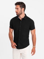 Dzianinowa koszula męska slim fit z krótkim rękawem i kołnierzykiem – czarna V4. Czarne koszule Ombre Clothing, m, bez wzorów, z bawełny, bez kołnierzyka, bez ramiączek. W wyprzedaży za 49.99 zł.