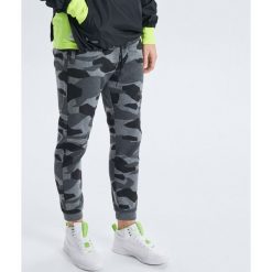 Dresowe joggery camo - Szary. Joggery i bojówki marki Cropp. Za 99.99 zł.