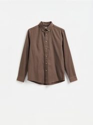 Koszula regular fit z bawełną - ciemnobrązowy. Brązowe koszule Reserved, l, bez wzorów, z bawełny, bez kołnierzyka, bez ramiączek. Za 129.99 zł.