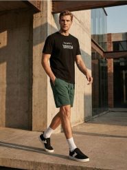 Szorty slim basic - zielony. Zielone krótkie spodenki sportowe Sinsay, l, bez wzorów. W wyprzedaży za 13.99 zł.