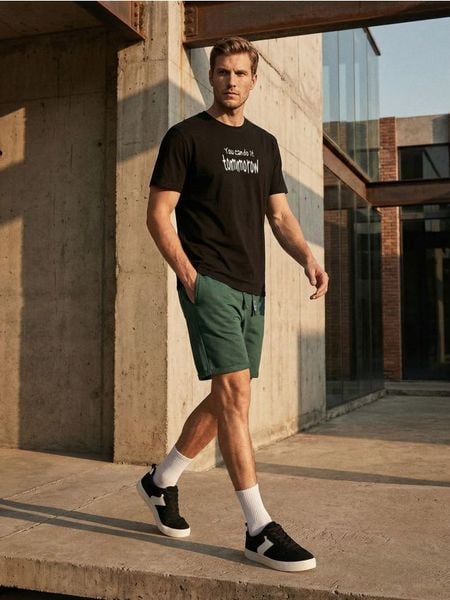 Szorty slim basic - zielony. Zielone krótkie spodenki sportowe Sinsay, l, bez wzorów. W wyprzedaży za 13.99 zł.