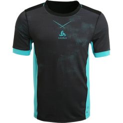 ODLO CREW NECK CERAMICOOL PRO Tshirt z nadrukiem black/lake blue. T-shirty ODLO, z nadrukiem, z elastanu. W wyprzedaży za 149.25 zł.
