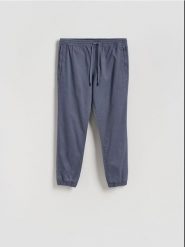 Bawełniane spodnie jogger - granatowy. Niebieskie joggery i bojówki Reserved, l, bez wzorów, z bawełny. W wyprzedaży za 89.99 zł.