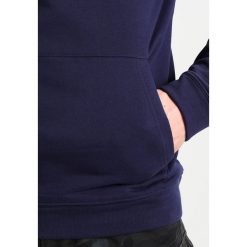 TOM TAILOR DENIM HOODY Bluza z kapturem true dark blue. Bluzy z kapturem marki TOM TAILOR DENIM, m, z bawełny, z kapturem. W wyprzedaży za 152.10 zł.