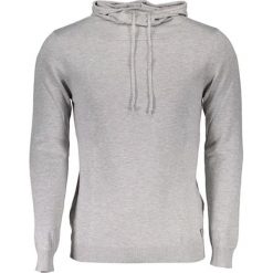 Bluza w kolorze jasnoszarym. Bluzy z kapturem marki Guess. W wyprzedaży za 189.95 zł.