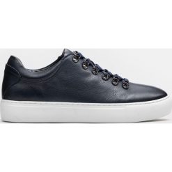 Granatowe sneakersy męskie. Buty sportowe casual marki Kazar. Za 449.00 zł.